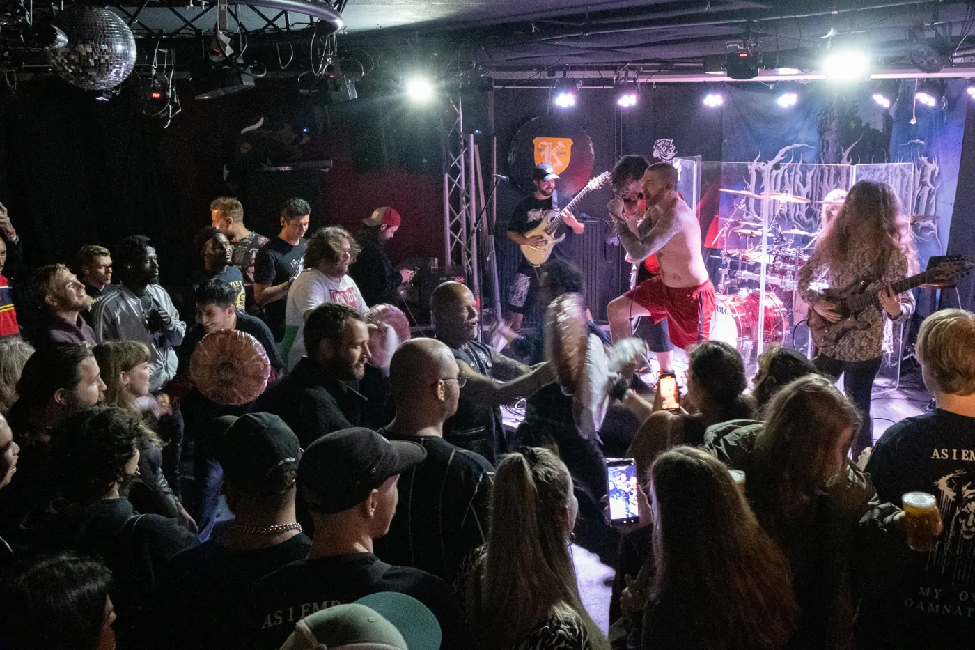 Band speelt voor een volle zaal in K'77
