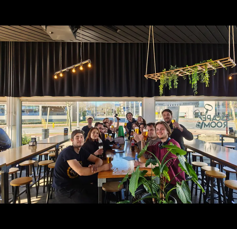 Groep vrijwilligers zit samen aan tafel